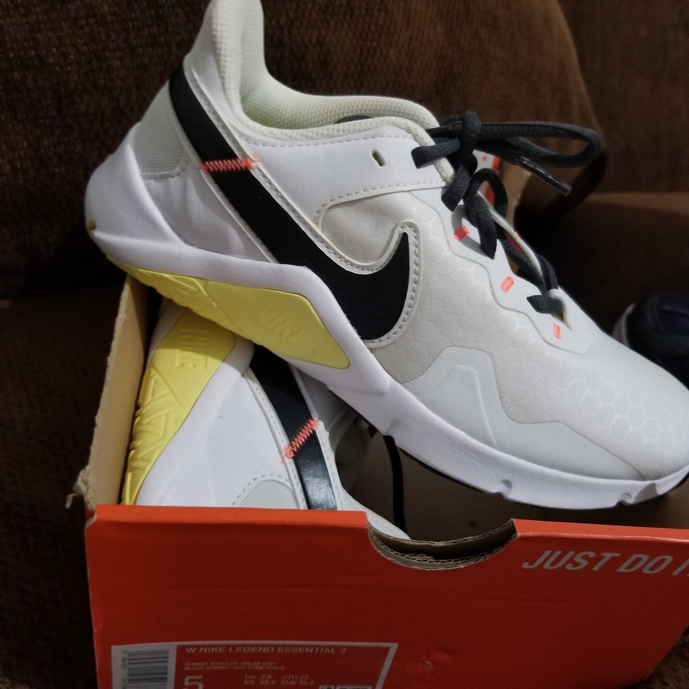 Nike Women's Legend Essential 2 - Picture 2 of 5